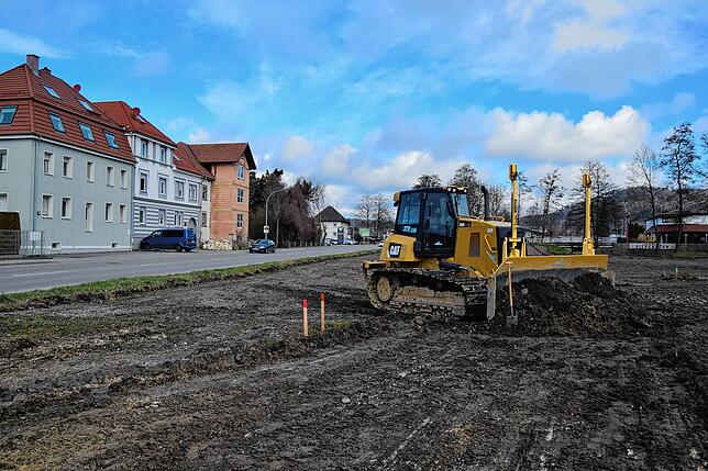 Die Bagger rollen jetzt an der Meßkircher Straße für den ZG-Markt.