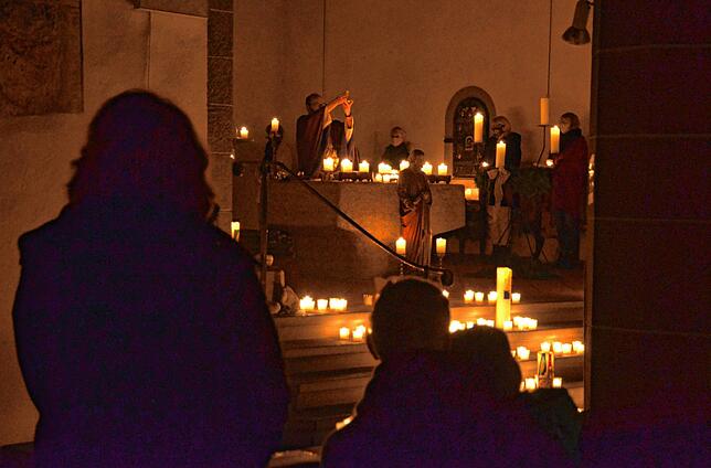Der heilige Josef steht vor dem Altar.