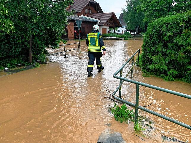 In Sumpfohren tritt am Montag, 28. Juni, der Dorfbach über das Ufer.
