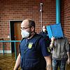 Justizwachtmeister führen den Angeklagten in den Verhandlungssaal am Konstanzer Landgericht.