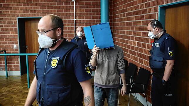 Justizwachtmeister führen den Angeklagten in den Verhandlungssaal am Konstanzer Landgericht.