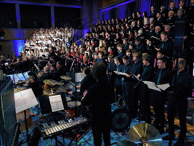 An zwei Weihnachtskonzerten in der Höri-Halle begeisterten 250 Mitwirkende vom Vokalensemble Gaienhofen, von den Kantoreien der ...