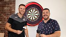 Dominik Geßler (links) von den Dartfreunden Ittendorf und Markus Grötzinger von den DC Lakeside Eagles aus Bermatingen-Ahausen haben ...