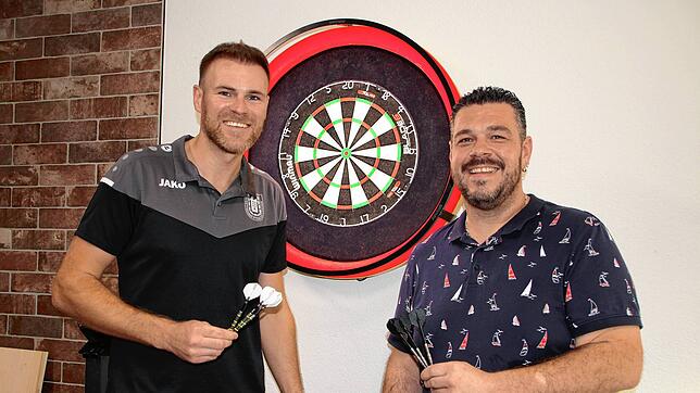 Dominik Geßler (links) von den Dartfreunden Ittendorf und Markus Grötzinger von den DC Lakeside Eagles aus Bermatingen-Ahausen haben ...