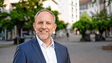 Friedrichshafens Oberbürgermeister Simon Blümcke fordert mit 14 anderen Oberbürgermeistern deutscher Autostädte von der EU-Kommission ...
