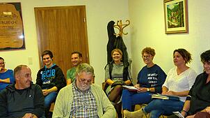 Organisatoren des Nußbacher Weihnachtsmarktes und Marktbeschicker treffen sich zu einer letzten Besprechung, um einen reibungslosen ...
