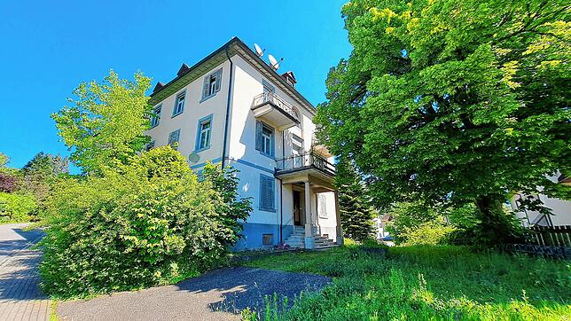 Der historische Teil des Gebäudekomplexes hat noch vor seiner Tür alten Baumbestand zu bieten, den die Architekten unbedingt erhalten ...