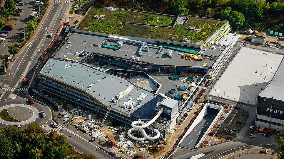 Die Baustelle des Sportbad-Neubaus aus der Vogelperspektive. Die 83 Meter lange Rutsche ist rechts unten schon gut sichtbar.