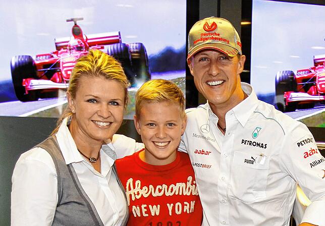 Der junge Mick Schumacher mit Vater Michael und Mutter Corinna auf dem deutschen Nürburgring.