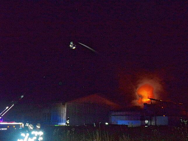 Aufregung in den frühen Morgenstunden des Mittwochs in Wolterdingen. Auf dem Gelände vom Willmann Bregwerk brennt es, der Feuerschein ...