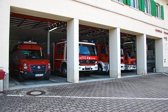 Insgesamt verfügt die Stockacher Feuerwehr in ihren acht Abteilungen über 25 Fahrzeuge. Hier sind vier Fahrzeuge zu sehen, die in der ...