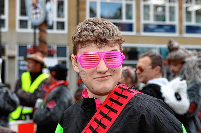 Bild 20: Schmotziger Dunschtig 2024: Mäschgerle aller Generationen feiern auf der Marktstätte