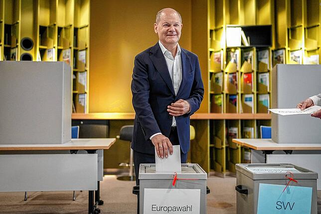 Bundeskanzler Olaf Scholz gibt seinen Stimmzettel für die Europawahl ab.