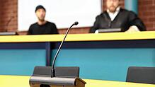 Verteidiger Andreas Hennemann (rechts) mit dem Angeklagten im Gerichtssaal des Landgerichts Konstanz.