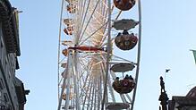Zur Feier der Testturm-Eröffnung wird wieder ein Riesenrad in der Rottweiler Hochbrücktorstraße aufgebaut und überragt die Dächer der ...