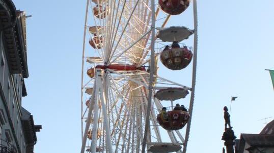 Zur Feier der Testturm-Eröffnung wird wieder ein Riesenrad in der Rottweiler Hochbrücktorstraße aufgebaut und überragt die Dächer der ...
