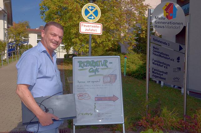 Gleich startet Toni Ganters Selbstversuch mit einem defekten Bluray-Player im Reparatur-Café des Mehrgenerationenhauses Markdorf. Ein ...