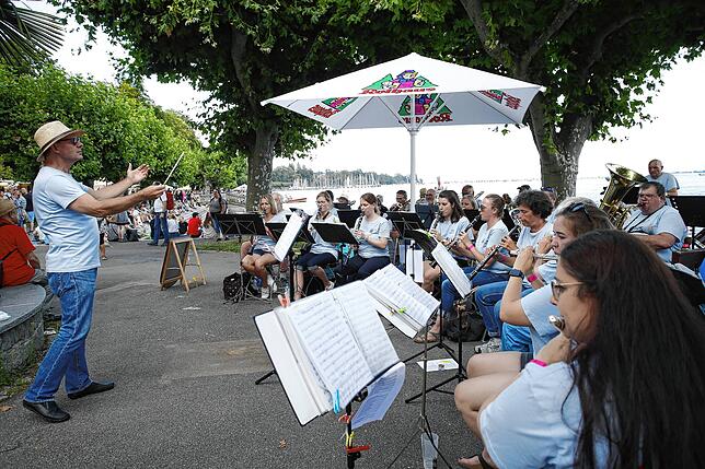 Die feste Konstante im Seenachtfest-Programm: Der Musikverein Allmannsdorf konzertiert am Glärnisch-Rondell.