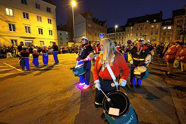 Bild 25: Fasnacht 2025 in Konstanz: So erlebt der Stephansplatz das flammende Spektakel