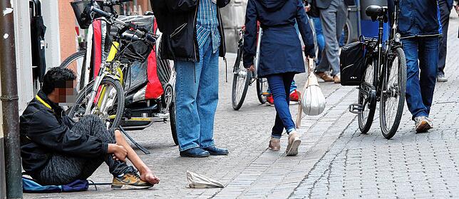 (Archivbild) Manche Bettler gehen aggressiv auf Passanten zu, andere stellen ihre Gebrechen zur Schau. Das stille Betteln ist aber nicht ...