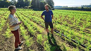 Anette Wilkening und Brachenreuthe-Landwirt Georg Biewer auf der künftigen Weltackerfläche – mit schönem Bodensee-Blick. Derzeit wächst ...