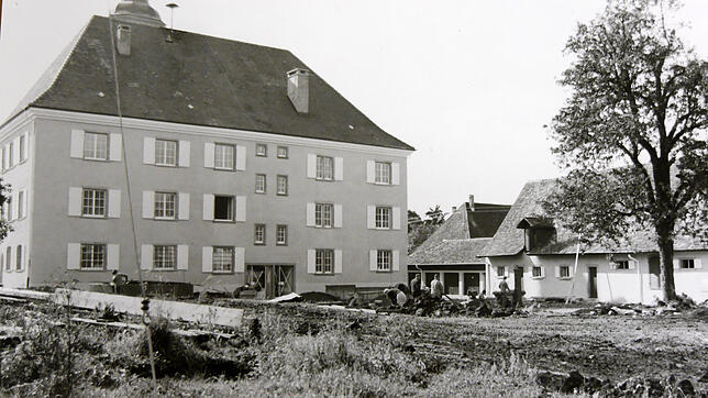 1974: Mit dem Abschluss der Umbauarbeiten des Schlosses zum Rathaus stand für das Ortsparlament mit Vertretern aus allen Teilorten und ...