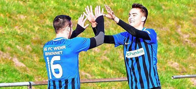 Wie gehabt: Francesco Vardi (links auf unserem Archivbild) erzielte beim 4:1 der SG FC Wehr/Brennet gegen den FC Schönau ebenso ein Tor ...