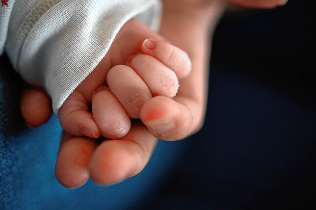 Berührung zwischen Neugeborenem und Mutter schafft Bindung. Hier ein Symbolfoto aus dem Februar 2020.