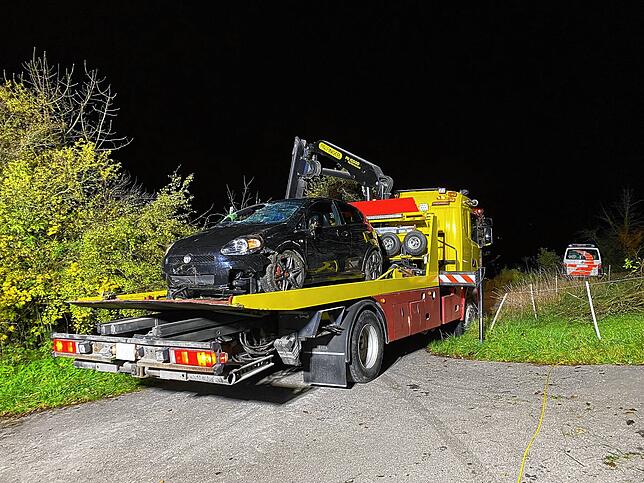 Der Abschleppdienst hat den Wagen aufgeladen.
