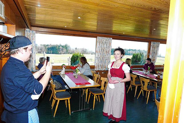 Sebastin von Lepel begleitet Annemarie Stumm, die den Bereich Service im Gasthof erklärt. Als Statisten haben sich ehemalige ...