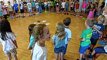 Die Kinder sind mit Eifer bei der Sache.
