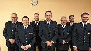 Der neue Vorstand der Feuerwehrabteilung Engelschwand (von links): Michael Fehrenbach (Besitzer), Alexander Abend (Schriftführer), Simon ...