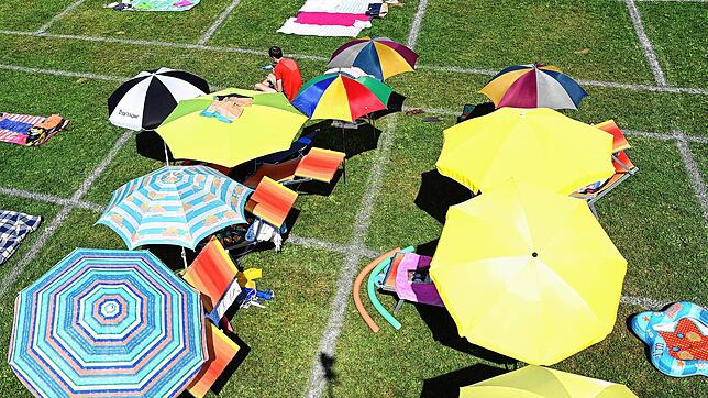 Parzellen auf der Liegewiese, Sperrungen von Badeseen oder Parkverbote im halben Ort: Die Gemeinden am Bodensee versuchen derzeit mit ...