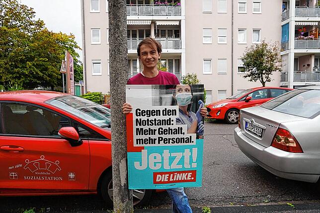 Gemeinderatsmitglied Felix Rogge hilft im Bundestagswahlkampf beim Plakatieren für die Linke.