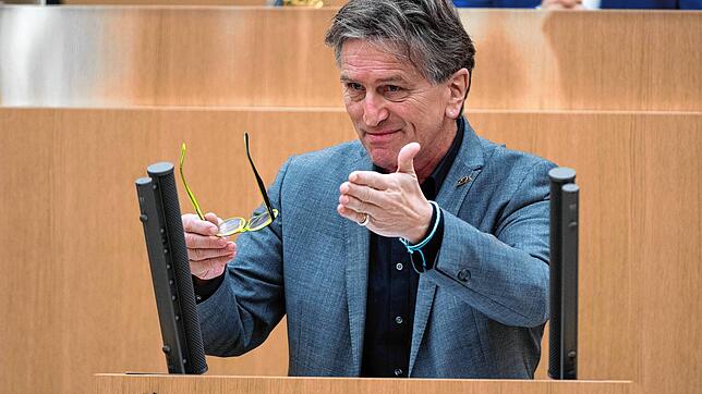 Manfred Lucha im Landtag. Die Opposition fordert nach dem Vorstoß seinen Rücktritt