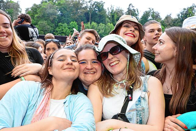 Bild 24: Strahlende Festival-Fans! Am ersten Nachmittag steigt die Stimmung