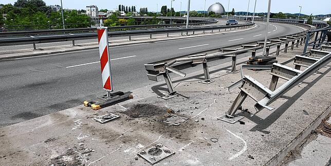 An dieser Stelle krachte der 51-jährige Transporterfahrer in die Schutzplanke, wahrscheinlich wegen eines Herzinfarkts.