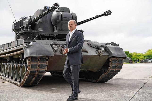 Bundeskanzler Olaf Scholz (SPD) besucht im Sommer 2022 das Ausbildungsprogramm für ukrainische Soldaten am Flugabwehrkanonenpanzer Gepard.