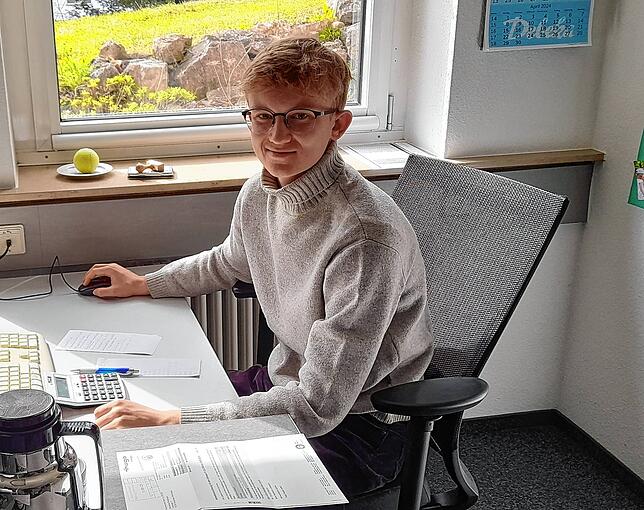 Joswin Gaiser leistet seinen Bundesfreiwilligendienst in der Gemeinde ab, und kontrolliert und dokumentiert die Daten.