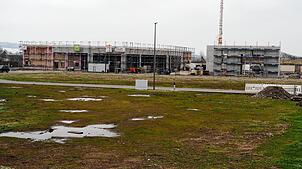 In Lottstetten ist ein Edekamarkt mit Parkhaus im Entstehen. Im Vordergrund wird eine Tankstelle mit Waschanlage gebaut werden. Bild: ...