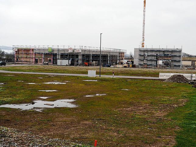 In Lottstetten ist ein Edekamarkt mit Parkhaus im Entstehen. Im Vordergrund wird eine Tankstelle mit Waschanlage gebaut werden. Bild: ...