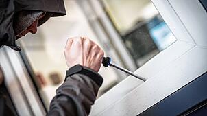 Damit Bewohner nach ihrem Urlaub keine böse Überraschung erleben, gibt es Tipps, wie sich ihr Zuhause gegen Einbrüche schützen können.