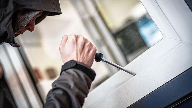 Damit Bewohner nach ihrem Urlaub keine böse Überraschung erleben, gibt es Tipps, wie sich ihr Zuhause gegen Einbrüche schützen können.