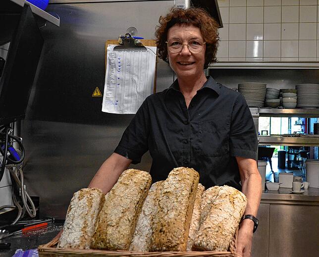 Alexandra Berchtold mit einem Korb von ihrem frisch in der Wirtshaus-Küche gebackenem Brot, das so viele Fans hat.