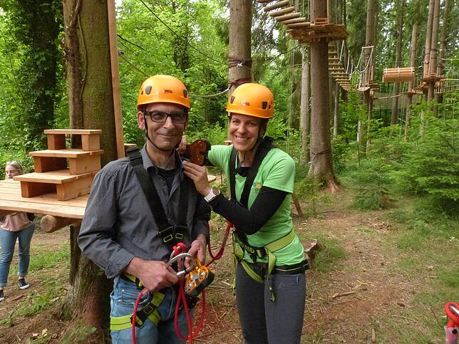 Nach dem Festakt zur Einweihung des neuen Kletterwaldes konnten die Neugierigen und Sportlichen unter den Festgästen eine Kletterpartie ...