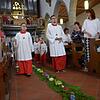 Den Gang im Hauptschiff der Pfarrkirche St. Nikolaus haben Mitglieder der Markdorfer Trachtengruppe mit Farn und Blüten ausgelegt.