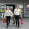 Ruben Heinzmann (links) und Simon Davidsen nach dem Einkauf in St. Georgen. Bild: Rolf Hohl