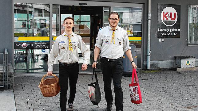 Ruben Heinzmann (links) und Simon Davidsen nach dem Einkauf in St. Georgen. Bild: Rolf Hohl