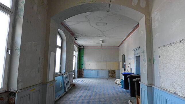 Blick ins Innere das Bahnhofsgebäudes. So sieht es derzeit im Erdgeschoss aus. Die Landbäckerei Baader aus Frickingen übernimmt die hier ...