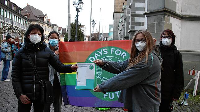 Annika Christen (rechts) überreicht Bürgermeisterin Monika Laule die neu geschriebene Resolution. Mit im Bild: Lisa Osswald und Valentin ...